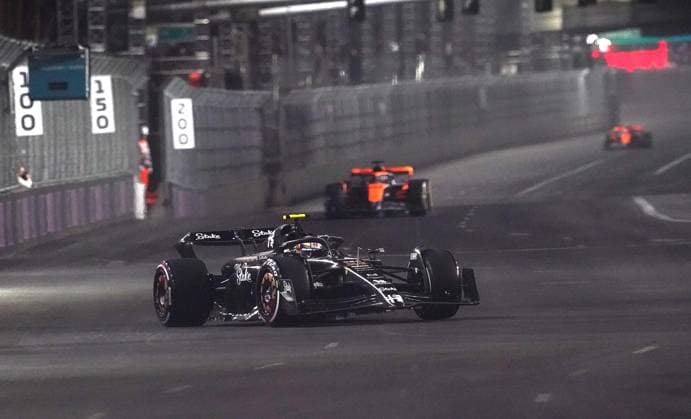 16.11.2023, Las Vegas Street Circuit, Las Vegas, FORMULA 1 HEINEKEN SILVER LAS VEGAS GRAND PRIX 2023 ,im Bild Guanyu Zhou (CHN), Alfa Romeo F1 Team Stake Las Vegas Las Vegas Street Circuit United States