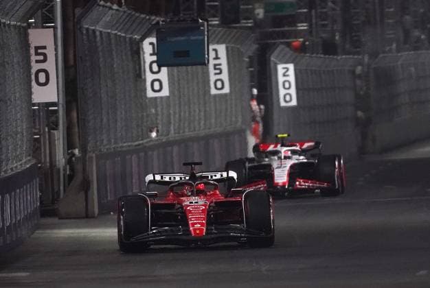 FORMULA 1 HEINEKEN SILVER LAS VEGAS GRAND PRIX 2023 16.11.2023, Las Vegas Street Circuit, Las Vegas, FORMULA 1 HEINEKEN SILVER LAS VEGAS GRAND PRIX 2023 ,im Bild Charles Leclerc (MCO), Scuderia Ferrari, Nico Hülkenberg (DEU), MoneyGram Haas F1 Team