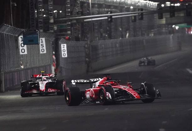 FORMULA 1 HEINEKEN SILVER LAS VEGAS GRAND PRIX 2023 16.11.2023, Las Vegas Street Circuit, Las Vegas, FORMULA 1 HEINEKEN SILVER LAS VEGAS GRAND PRIX 2023 ,im Bild Charles Leclerc (MCO), Scuderia Ferrari, Nico Hülkenberg (DEU), MoneyGram Haas F1 Team