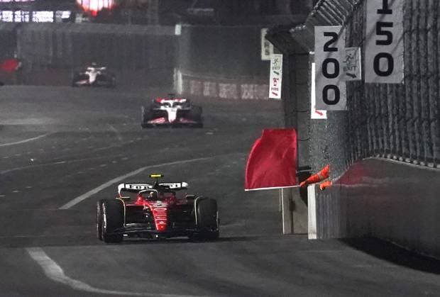 16.11.2023, Las Vegas Street Circuit, Las Vegas, FORMULA 1 HEINEKEN SILVER LAS VEGAS GRAND PRIX 2023 ,im Bild Carlos Sainz Jr. (ESP), Scuderia Ferrari ist über einen Kanaldeckel gefahren und muss das beschädigte Auto abstellen. Las Vegas Las Vegas Street Circuit United States