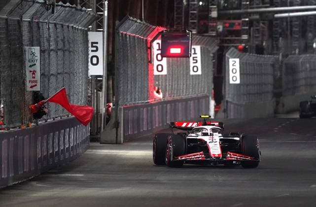 16.11.2023, Las Vegas Street Circuit, Las Vegas, FORMULA 1 HEINEKEN SILVER LAS VEGAS GRAND PRIX 2023 ,im Bild Rote Flagge nachdem Carlos Sainz Jr. (ESP), Scuderia Ferrari über einen Kanaldeckel gefahren ist und das beschädigte Auto abstellen muss, Nico Hülkenberg (DEU), MoneyGram Haas F1 Team Las Vegas Las Vegas Street Circuit United States