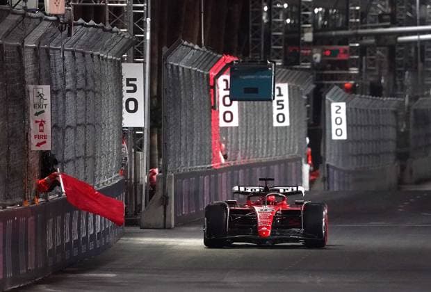 16.11.2023, Las Vegas Street Circuit, Las Vegas, FORMULA 1 HEINEKEN SILVER LAS VEGAS GRAND PRIX 2023 ,im Bild Rote Flagge nachdem Carlos Sainz Jr. (ESP), Scuderia Ferrari über einen Kanaldeckel gefahren ist und das beschädigte Auto abstellen muss, Charles Leclerc (MCO), Scuderia Ferrari Las Vegas Las Vegas Street Circuit United States