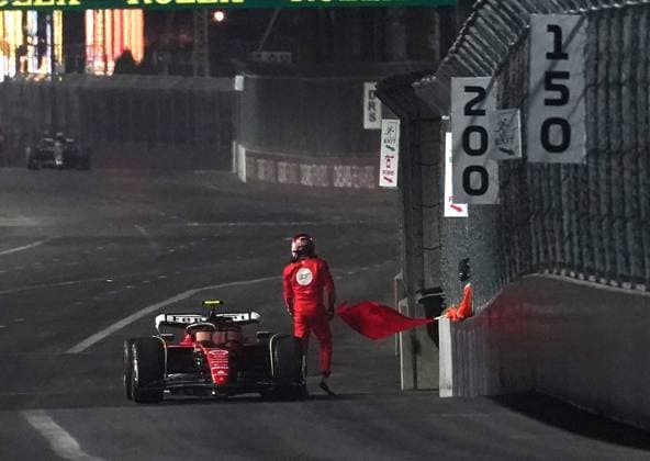 16.11.2023, Las Vegas Street Circuit, Las Vegas, FORMULA 1 HEINEKEN SILVER LAS VEGAS GRAND PRIX 2023 ,im Bild Carlos Sainz Jr. (ESP), Scuderia Ferrari ist über einen Kanaldeckel gefahren und muss das beschädigte Auto abstellen. Las Vegas Las Vegas Street Circuit United States