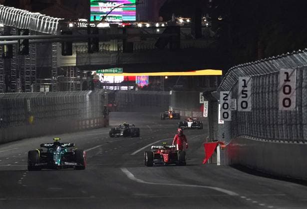 16.11.2023, Las Vegas Street Circuit, Las Vegas, FORMULA 1 HEINEKEN SILVER LAS VEGAS GRAND PRIX 2023 ,im Bild Carlos Sainz Jr. (ESP), Scuderia Ferrari ist über einen Kanaldeckel gefahren und muss das beschädigte Auto abstellen, Fernando Alonso (ESP), Aston Martin Aramco Cognizant Formula One Team Las Vegas Las Vegas Street Circuit United States