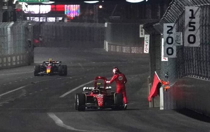 16.11.2023, Las Vegas Street Circuit, Las Vegas, FORMULA 1 HEINEKEN SILVER LAS VEGAS GRAND PRIX 2023 ,im Bild Carlos Sainz Jr. (ESP), Scuderia Ferrari ist über einen Kanaldeckel gefahren und muss das beschädigte Auto abstellen, Sergio Perez (MEX), Oracle Red Bull Racing Las Vegas Las Vegas Street Circuit United States