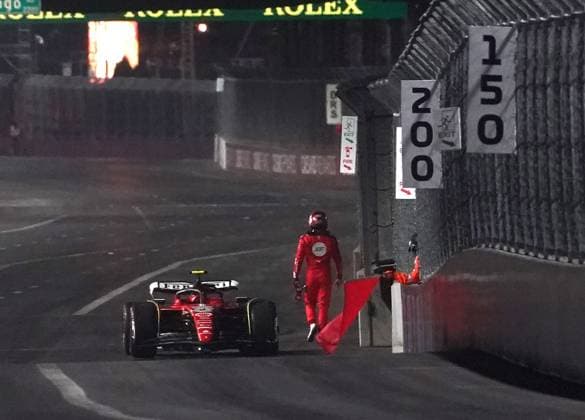 16.11.2023, Las Vegas Street Circuit, Las Vegas, FORMULA 1 HEINEKEN SILVER LAS VEGAS GRAND PRIX 2023 ,im Bild Carlos Sainz Jr. (ESP), Scuderia Ferrari ist über einen Kanaldeckel gefahren und muss das beschädigte Auto abstellen. Las Vegas Las Vegas Street Circuit United States