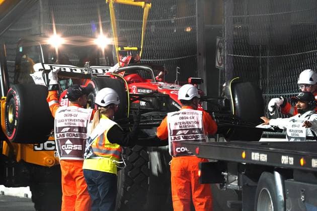 16.11.2023, Las Vegas Street Circuit, Las Vegas, FORMULA 1 HEINEKEN SILVER LAS VEGAS GRAND PRIX 2023 ,im Bild Das beschädigte Auto von Carlos Sainz Jr. (ESP), Scuderia Ferrari wird mit einem Kran geborgen. Las Vegas Las Vegas Street Circuit United States