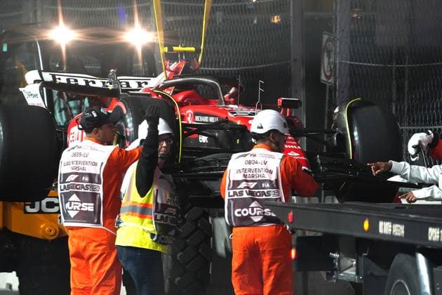 16.11.2023, Las Vegas Street Circuit, Las Vegas, FORMULA 1 HEINEKEN SILVER LAS VEGAS GRAND PRIX 2023 ,im Bild Das beschädigte Auto von Carlos Sainz Jr. (ESP), Scuderia Ferrari wird mit einem Kran geborgen. Las Vegas Las Vegas Street Circuit United States