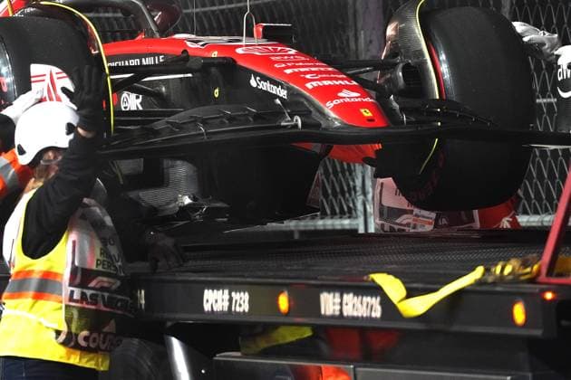 16.11.2023, Las Vegas Street Circuit, Las Vegas, FORMULA 1 HEINEKEN SILVER LAS VEGAS GRAND PRIX 2023 ,im Bild Das beschädigte Auto von Carlos Sainz Jr. (ESP), Scuderia Ferrari wird mit einem Kran geborgen. Zusehen sind die Beschädigungen am Unterboden. Las Vegas Las Vegas Street Circuit United States