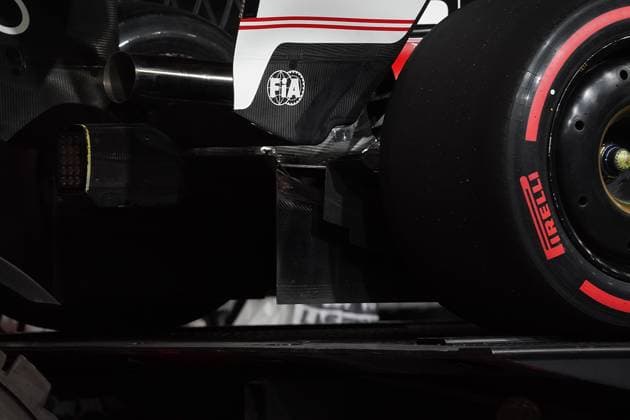 16.11.2023, Las Vegas Street Circuit, Las Vegas, FORMULA 1 HEINEKEN SILVER LAS VEGAS GRAND PRIX 2023 ,im Bild Das beschädigte Auto von Carlos Sainz Jr. (ESP), Scuderia Ferrari wird mit einem Kran geborgen. Las Vegas Las Vegas Street Circuit United States
