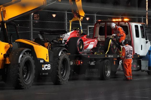 16.11.2023, Las Vegas Street Circuit, Las Vegas, FORMULA 1 HEINEKEN SILVER LAS VEGAS GRAND PRIX 2023 ,im Bild Das beschädigte Auto von Carlos Sainz Jr. (ESP), Scuderia Ferrari wird mit einem Kran geborgen. Las Vegas Las Vegas Street Circuit United States