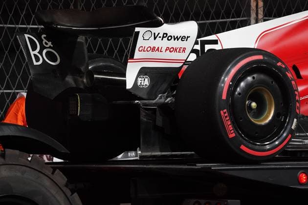 FORMULA 1 HEINEKEN SILVER LAS VEGAS GRAND PRIX 2023 16.11.2023, Las Vegas Street Circuit, Las Vegas, FORMULA 1 HEINEKEN SILVER LAS VEGAS GRAND PRIX 2023 ,im Bild Das beschädigte Auto von Carlos Sainz Jr. (ESP), Scuderia Ferrari wird mit einem Kran geborgen.