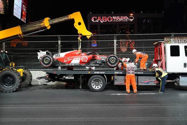 FORMULA 1 HEINEKEN SILVER LAS VEGAS GRAND PRIX 2023 16.11.2023, Las Vegas Street Circuit, Las Vegas, FORMULA 1 HEINEKEN SILVER LAS VEGAS GRAND PRIX 2023 ,im Bild Das beschädigte Auto von Carlos Sainz Jr. (ESP), Scuderia Ferrari wird mit einem Kran geborgen.