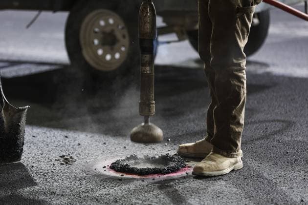 Works on the circuit surface after damages caused by a manhole cover during the 2023 Formula 1 Heineken Silver Las Vegas Grand Prix, 21th round of the 2023 Formula One World Championship, WM, Weltmeisterschaft from November 17 to 19, 2023 on the Las Vegas Strip Circuit, in Las Vegas, USA - F1 - LAS VEGAS GRAND PRIX 2023 DPPI Panoramic  AV3_5616