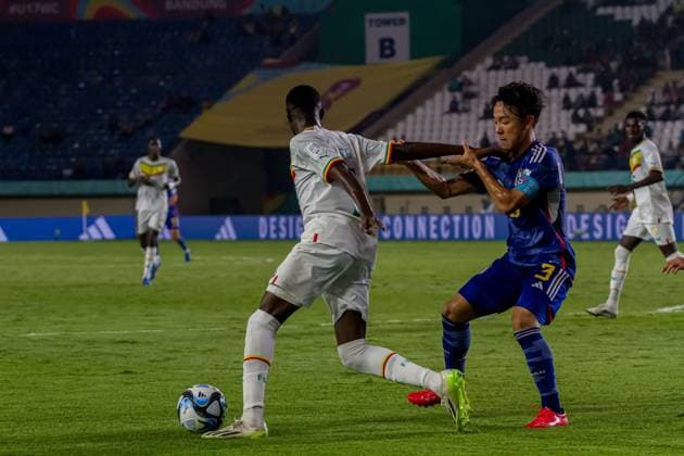 November 17, 2023, Bandung, West Java, Indonesia: KOSUGI KEITA of Japan (R) compete for the ball during the FIFA U-17 World Cup Group D match between Japan and Senegal at Si Jalak Harupat Stadium. Japan win 2-0 againts Senegal. Bandung Indonesia - ZUMAs281 20231117_zip_s281_017 Copyright: xAlgixFebrixSugitax