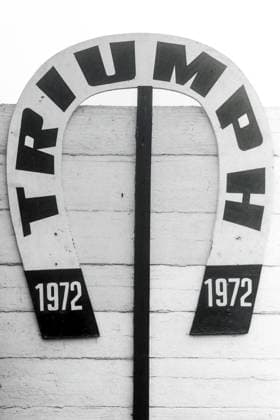 21.10.1972, Dresden, Bezirk Dresden, DDR - Zielpfosten zum Triumph 1972. Galopprennbahn Dresden-Seidnitz. (Zielpfosten, Triumph, Hufeisen, Hufeisenform, Zielmarke, historisch, schwarz-weiss) 721021A009DRESDEN.JPG *** 21 10 1972, Dresden, district Dresden, GDR finish post to the triumph 1972 racecourse Dresden Seidnitz finish post, triumph, horseshoe, horseshoe shape, finish mark, historical, black white 721021A009DRESDEN JPG