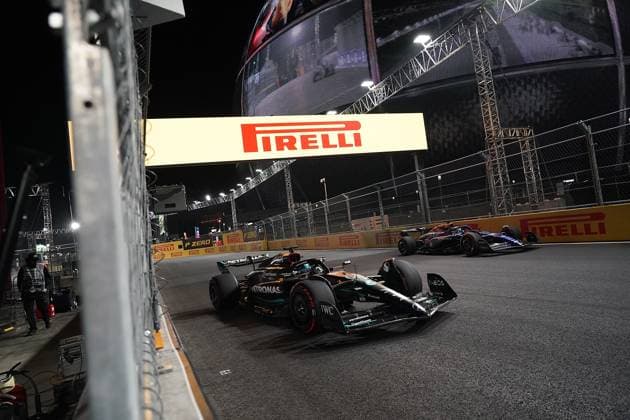 FORMULA 1 HEINEKEN SILVER LAS VEGAS GRAND PRIX 2023 17.11.2023, Las Vegas Street Circuit, Las Vegas, FORMULA 1 HEINEKEN SILVER LAS VEGAS GRAND PRIX 2023 ,im Bild George Russell (GBR), Mercedes-AMG Petronas F1 Team, Alexander Albon (GBR), Williams Racing