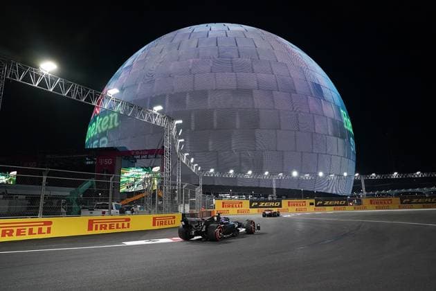 17.11.2023, Las Vegas Street Circuit, Las Vegas, FORMULA 1 HEINEKEN SILVER LAS VEGAS GRAND PRIX 2023 ,im Bild Carlos Sainz Jr. (ESP), Scuderia Ferrari, Valtteri Bottas (FIN), Alfa Romeo F1 Team Stake Las Vegas Las Vegas Street Circuit United States