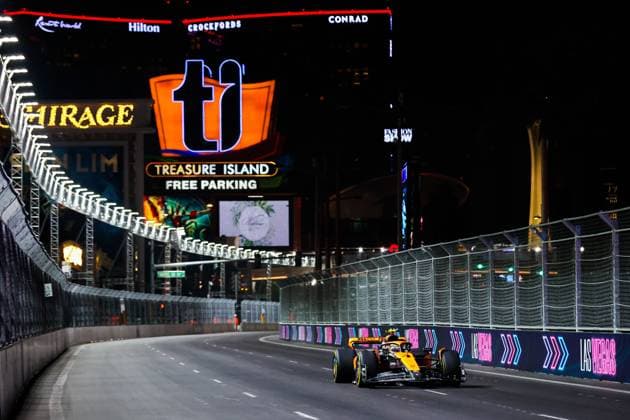 04 NORRIS Lando (gbr), McLaren F1 Team MCL60, action during the 2023 Formula 1 Heineken Silver Las Vegas Grand Prix, 21th round of the 2023 Formula One World Championship, WM, Weltmeisterschaft from November 17 to 19, 2023 on the Las Vegas Strip Circuit, in Las Vegas, USA - F1 - LAS VEGAS GRAND PRIX 2023 DPPI Panoramic  00123046_AV6_6106