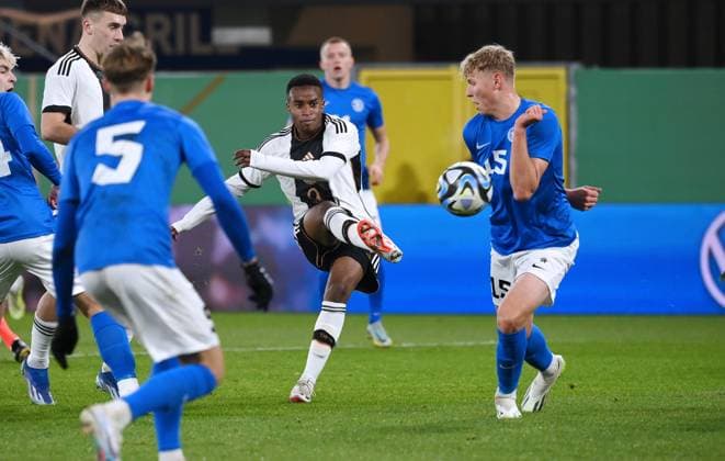 Sport Bilder des Tages Youssoufa Moukoko (Deutschland) scheitert mit diesem Schuss nur knapp, rechts Robert Veering (Estland) 17.11.2023, U21, U 21 EM - Qualifikation 2023 24, Gruppenphase, 6. Spieltag, Deutschland - Estland Paderborn Home Deluxe Arena Deutschland