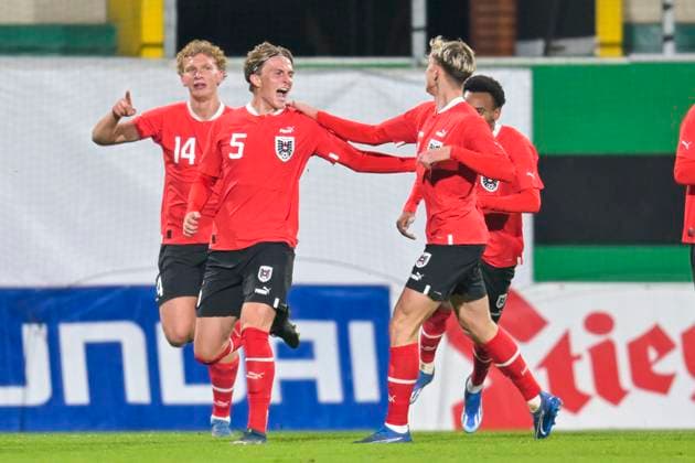 SOCCER - UEFA U21, U 21 EURO quali, AUT vs FRA RIED,AUSTRIA,17.NOV.23 - SOCCER - UEFA European Under-21 Championship 2025, qualifiers, OEFB international match, Länderspiel, Nationalmannschaft Austria vs France. Image shows the rejoicing of team AUT with Paul-Friedrich Koller (AUT).  GEPAxpictures xChristianxMoser