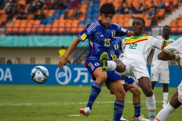 November 17, 2023, Bandung, West Java, Indonesia: TOKUDA HOMURE of Japan (L) and LIMA GUT of Senegal (R) compete for the ball during the FIFA U-17 World Cup Group D match between Japan and Senegal at Si Jalak Harupat Stadium. Bandung Indonesia - ZUMAs281 20231117_zip_s281_004 Copyright: xAlgixFebrixSugitax