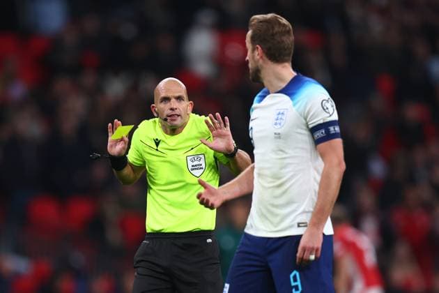 England v Malta 17 November 2023, London - UEFA EUROs Qualifier, Group C - England v Malta - match referee Luis Godinho interacts with Harry Kane of England - Photo: Charlotte Wilson Offside. London UK Copyright: xCharlottexWilsonx xOffsidexOffside