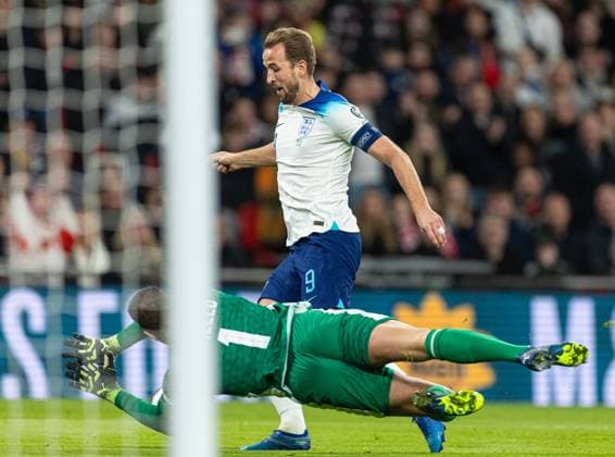 Football - UEFA EURO, EM, Europameisterschaft,Fussball 2024 Qualifying - Group C - England v Malta LONDON, ENGLAND - Friday, November 17, 2023: England s captain Harry Kane dives at the feet of Malta s goalkeeper Henry Bonello as he tries to win a penalty, but he was shown a yellow card by the referee, during the UEFA Euro 2024 Qualifying Group C match between England and Malta at Wembley Stadium. (Photo by David Rawcliffe Propaganda) LONDON Wembley Stadium GREATER LONDON ENGLAND  Copyright: xDavidxRawcliffex P2023-11-17-England_Malta-8