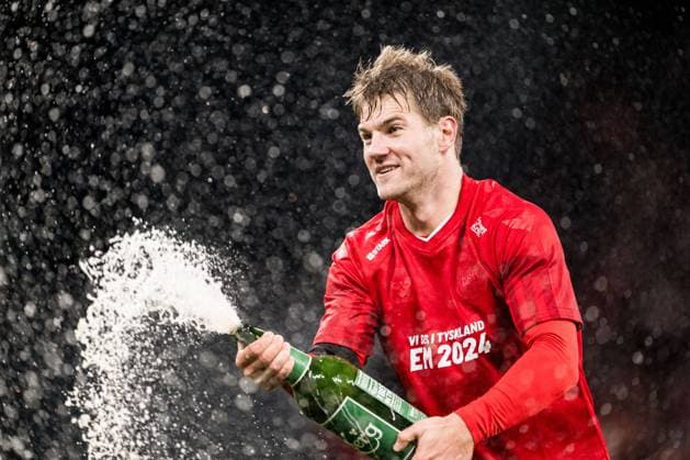 Sport Themen der Woche KW46 Sport Bilder des Tages 231117 Joachim Andersen of Denmark celebrates after the UEFA EURO, EM, Europameisterschaft,Fussball Qualifier, EM, Europameisterschaft football match between Denmark and Slovenia on November 17, 2023 in Copenhagen. Photo: Petter Arvidson BILDBYRAN kod PA PA0689 fotboll football soccer fotball em-kval uefa euro qualifier emkval em-kvalifisering denmark slovenia bbeng jubel *** 231117 Joachim Andersen of Denmark celebrates after the UEFA Euro Qualifier football match between Denmark and Slovenia on November 17, 2023 in Copenhagen Photo Petter Arvidson BILDBYRAN kod PA PA0689 fotboll football soccer fotball em kval uefa euro qualifier emkval em kvalifisering denmark slovenia bbeng jubel  Copyright: PETTERxARVIDSON BB231117PA117