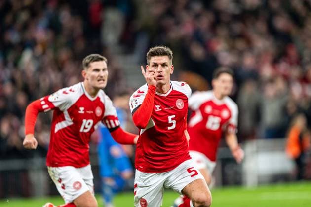 Copenhagen, Denmark. 17th, November 2023. Joakim Maehle (5) of Denmark scores for 1-0 during the UEFA EURO, EM, Europameisterschaft,Fussball 2024 qualification match between Denmark and Slovenia at Parken in Copenhagen. (Photo credit: Gonzales Photo - Frederikke Jensen). FOOTBALL : Danemark vs Slovenie - Qualification Euro 2024 - Groupe H - 17 11 2023 Gonzales Panoramic 