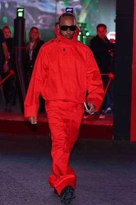 Sport Bilder des Tages Sport Bilder des Tages 17th November 2023; Las Vegas, Nevada, USA. F1 Grand Prix of USA, Las Vegas; Free Practise 3 session and qualifying: Lewis Hamilton of Mercedes arrives in the paddock enclosure  ActionPlus12577185 ShaunxBrooks