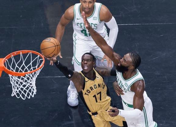 (231118) -- TORONTO, Nov. 18, 2023 -- Dennis Schroder (front L) of Toronto Raptors makes a lay-up during NBA, Basketball Herren, USA in-season tournament between Boston Celtics and Toronto Raptors in Toronto, Canada, on Nov. 17, 2023. (Photo by Xinhua) (SP)CANADA-TORONTO-BASKETBALL-NBA-CELTICS VS RAPTORS ZouxZheng 