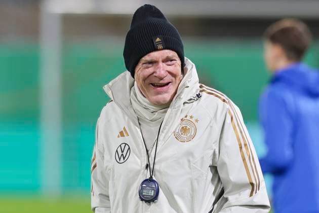 Germany, Paderborn, 17.11.2023, Home-Deluxe-Arena, Germany vs Estonia - UEFA European Under-21 Championship Qualifying - Group D, Assistenztrainer Hermann Gerland (Germany) smiles Paderborn Home-Deluxe-Arena Germany