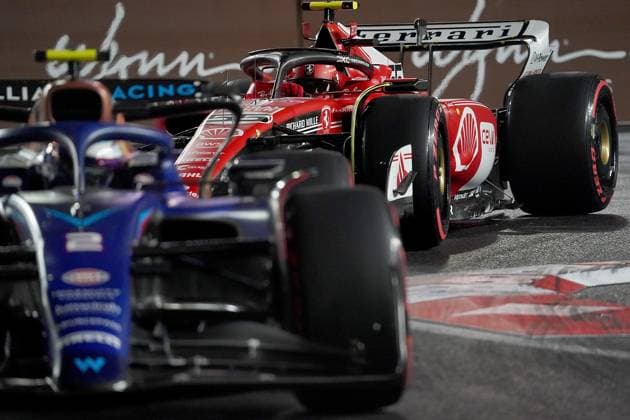 FORMULA 1 HEINEKEN SILVER LAS VEGAS GRAND PRIX 2023 18.11.2023, Las Vegas Street Circuit, Las Vegas, FORMULA 1 HEINEKEN SILVER LAS VEGAS GRAND PRIX 2023 ,im Bild Logan Sargeant (USA), Williams Racing, Carlos Sainz Jr. (ESP), Scuderia Ferrari