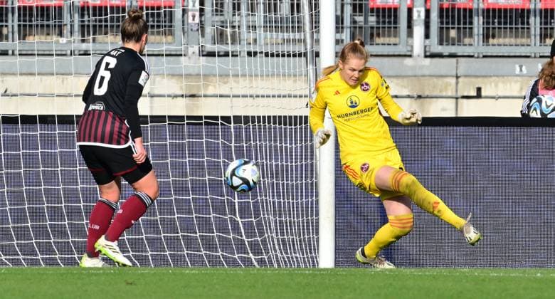Sport Bilder des Tages 18.11.2023 - Fussball - Saison 2023 2024 - 1. Frauen - Fussball - Bundesliga - 08. Spieltag: 1. FC Nürnberg FCN ( Club ) - Eintracht Frankfurt - Sportfoto Zink - xwoxzix - Kristin Krammer (25, 1. FC Nürnberg FCN ) muss Gegentor Tor zum 0:1 durch Laura Freigang (10, Eintracht Frankfurt , nicht im Bild ) hinnehmen