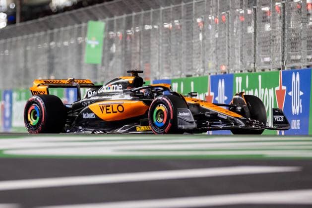 LAS VEGAS, NV - NOVEMBER 17: McLaren driver Oscar Piastri (81) of Australia drives during qualifying at the F1 Las Vegas Grand Prix on Thursday, November 17, 2023 on the Las Vegas Street Circuit in Las Vegas, NV. (Photo by Bob Kupbens Icon Sportswire) AUTO: NOV 17 F1 Las Vegas Grand Prix EDITORIAL USE ONLY Icon231118161