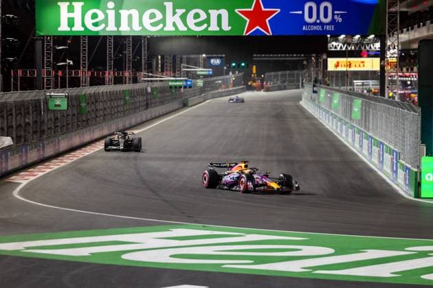 LAS VEGAS, NV - NOVEMBER 17: Red Bull Racing driver Max Verstappen (1) of the Netherlands drives during qualifying at the F1 Las Vegas Grand Prix on Thursday, November 17, 2023 on the Las Vegas Street Circuit in Las Vegas, NV. (Photo by Bob Kupbens Icon Sportswire) AUTO: NOV 17 F1 Las Vegas Grand Prix EDITORIAL USE ONLY Icon231118172