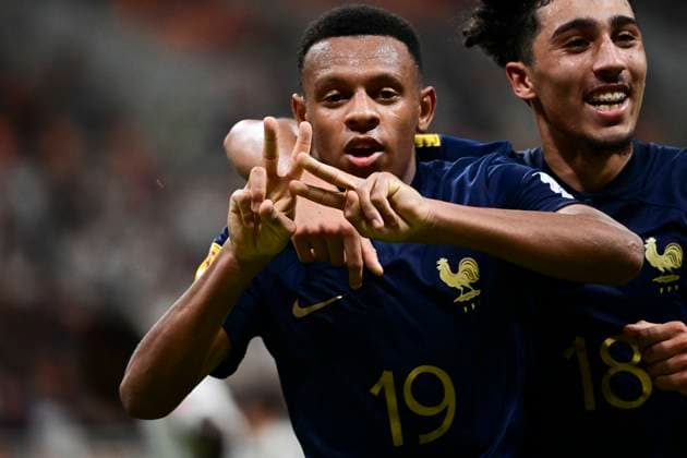 (231118) -- JAKARTA, Nov. 18, 2023 -- Joan Tincres (L) of France celebrates scoring during the group E match of the FIFA World Cup, WM, Weltmeisterschaft, Fussball U17, U 17 between The United States and France at The Jakarta International Stadium in Jakarta, Indonesia, Nov 18, 2023. ) (SP)INDONESIA-JAKARTA-FIFA-WORLD CUP-U17-GROUP E-USA VS FRA Zulkarnain 