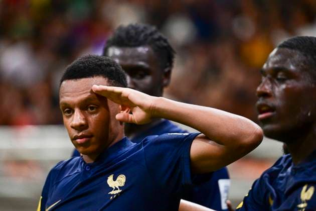 (231118) -- JAKARTA, Nov. 18, 2023 -- Joan Tincres (L) of France celebrates scoring during the group E match of the FIFA World Cup, WM, Weltmeisterschaft, Fussball U17, U 17 between The United States and France at The Jakarta International Stadium in Jakarta, Indonesia, Nov 18, 2023. ) (SP)INDONESIA-JAKARTA-FIFA-WORLD CUP-U17-GROUP E-USA VS FRA Zulkarnain 