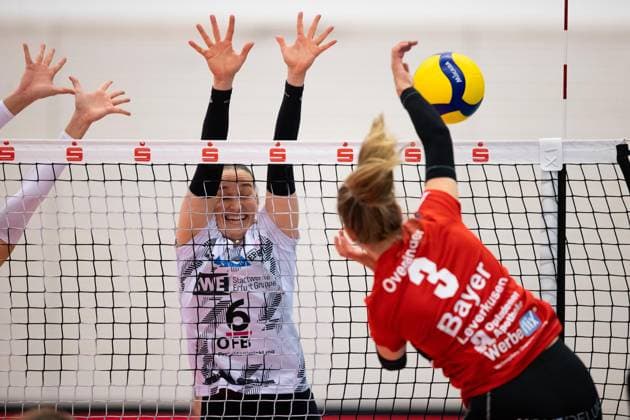 2. Bundesliga Frauen Pro: Schwarz-Weiss Erfurt vs. TSV Bayer 04 Leverkusen; Erfurt; 18.11.2023 Sina Fuchs ( 6; Schwarz-Weiss Erfurt) gegen Sarah Overlaender ( 3; TSV Bayer 04 Leverkusen) 2. Bundesliga Frauen Pro: Schwarz-Weiss Erfurt vs. TSV Bayer 04 Leverkusen; Riethsporthalle Erfurt; 18.11.2023 Copyright: xBEAUTIFULxSPORTS Duehringx
