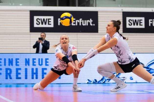 2. Bundesliga Frauen Pro: Schwarz-Weiss Erfurt vs. TSV Bayer 04 Leverkusen; Erfurt; 18.11.2023 Antonia Greskamp ( 9; Schwarz-Weiss Erfurt) (links) und Lara Alyssa Darowski ( 13; Schwarz-Weiss Erfurt) (rechts) 2. Bundesliga Frauen Pro: Schwarz-Weiss Erfurt vs. TSV Bayer 04 Leverkusen; Riethsporthalle Erfurt; 18.11.2023 Copyright: xBEAUTIFULxSPORTS Duehringx