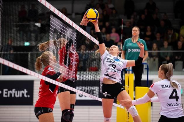 2. Bundesliga Frauen Pro: Schwarz-Weiss Erfurt vs. TSV Bayer 04 Leverkusen; Erfurt; 18.11.2023 Charlotta Werscheck ( 10; TSV Bayer 04 Leverkusen) (Am Ball) gegen Antonia Greskamp ( 9; Schwarz-Weiss Erfurt) 2. Bundesliga Frauen Pro: Schwarz-Weiss Erfurt vs. TSV Bayer 04 Leverkusen; Riethsporthalle Erfurt; 18.11.2023 Copyright: xBEAUTIFULxSPORTS Duehringx