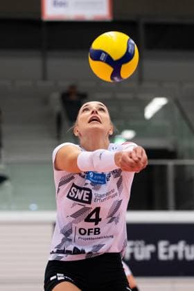 2. Bundesliga Frauen Pro: Schwarz-Weiss Erfurt vs. TSV Bayer 04 Leverkusen; Erfurt; 18.11.2023 Silvie Pavlova ( 4; Schwarz-Weiss Erfurt) 2. Bundesliga Frauen Pro: Schwarz-Weiss Erfurt vs. TSV Bayer 04 Leverkusen; Riethsporthalle Erfurt; 18.11.2023 Copyright: xBEAUTIFULxSPORTS Duehringx