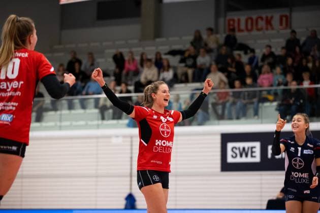2. Bundesliga Frauen Pro: Schwarz-Weiss Erfurt vs. TSV Bayer 04 Leverkusen; Erfurt; 18.11.2023 Jubel, Charlotta Werscheck ( 10; TSV Bayer 04 Leverkusen), Sarah Overlaender ( 3; TSV Bayer 04 Leverkusen) (Bildmitte) und Tessa Mueller ( 1; TSV Bayer 04 Leverkusen) 2. Bundesliga Frauen Pro: Schwarz-Weiss Erfurt vs. TSV Bayer 04 Leverkusen; Riethsporthalle Erfurt; 18.11.2023 Copyright: xBEAUTIFULxSPORTS Duehringx