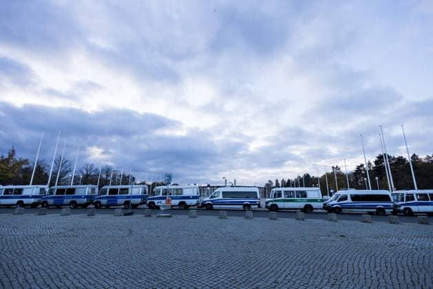 Freundschaftsspiel: Deutschland - Türkei; 18.11.2023 Vor dem Stadion hat die Polizei Berlin eine Autokette gebildet Freundschaftsspiel: Deutschland - Türkei, Berlin, Olympiastadion am 18.11.2023 Copyright: xBEAUTIFULxSPORTS Wunderlx