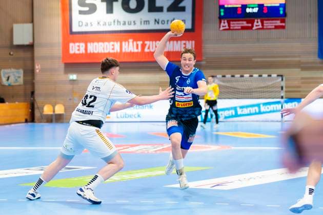 Örn Vésteinsson Östenberg (Nr. 4, VfL Luebeck-Schwartau) gegen Jan-Christian Schmidt (Nr. 42, TSV Bayer Dormagen). VfL Luebeck-Schwartau vs. TSV Bayer Dormagen, Handball, 2. Bundesliga, 18.11.23 Luebeck Schleswig-Holstein Germany