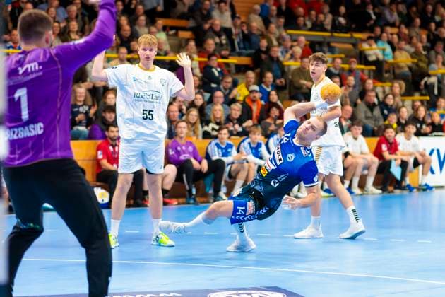 Paul Skorupa (Nr. 14, VfL Luebeck-Schwartau) gegen Torhueter Martin Juzbasic (Nr. 1, TSV Bayer Dormagen). VfL Luebeck-Schwartau vs. TSV Bayer Dormagen, Handball, 2. Bundesliga, 18.11.23 Luebeck Schleswig-Holstein Germany