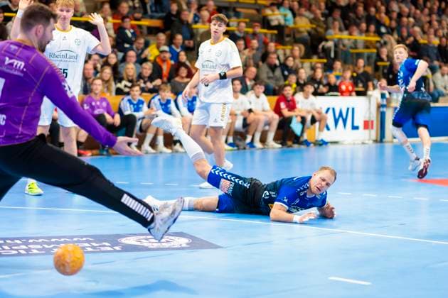 Paul Skorupa (Nr. 14, VfL Luebeck-Schwartau) gegen Torhueter Martin Juzbasic (Nr. 1, TSV Bayer Dormagen). VfL Luebeck-Schwartau vs. TSV Bayer Dormagen, Handball, 2. Bundesliga, 18.11.23 Luebeck Schleswig-Holstein Germany