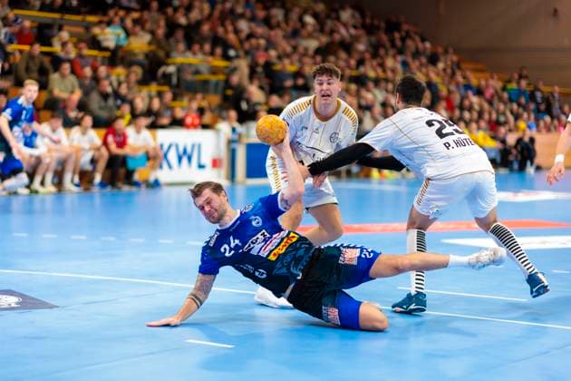 Finn Kretschmer (Nr. 24, VfL Luebeck-Schwartau) gegen Patrick Hueter (Nr. 25, TSV Bayer Dormagen). VfL Luebeck-Schwartau vs. TSV Bayer Dormagen, Handball, 2. Bundesliga, 18.11.23 Luebeck Schleswig-Holstein Germany