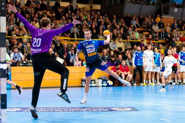 Finn Kretschmer (Nr. 24, VfL Luebeck-Schwartau) gegen Ole Christian Simonsen (Nr. 20, TSV Bayer Dormagen). VfL Luebeck-Schwartau vs. TSV Bayer Dormagen, Handball, 2. Bundesliga, 18.11.23 Luebeck Schleswig-Holstein Germany
